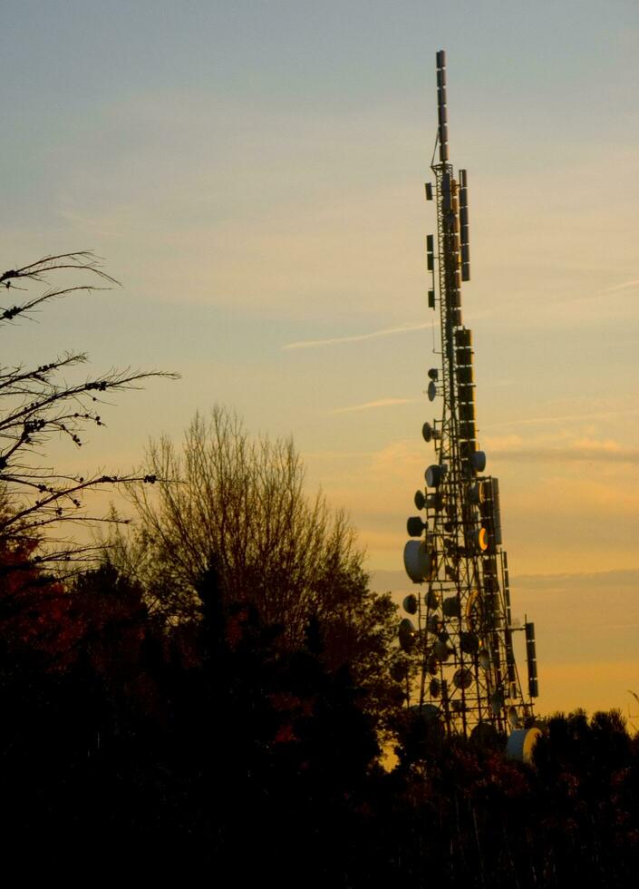 en torn med många annorlunda typer av antenner foto
