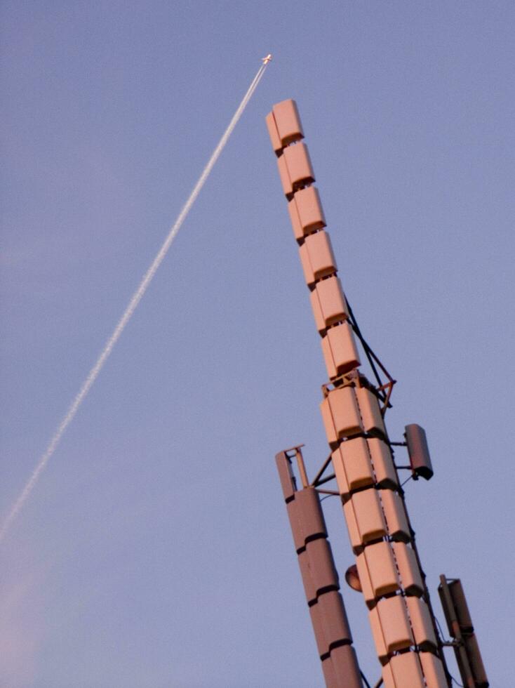 en torn med många annorlunda typer av antenner foto