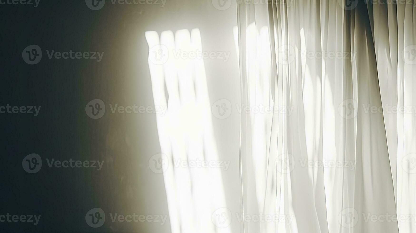 defocused ljus från de fönster kastar suddigt skuggor på de vit vägg härma tömma Plats för en attrapp foto