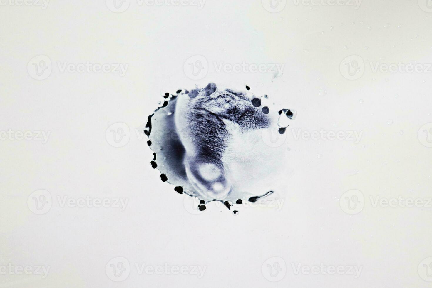 abstrakt bläck bakgrund. vattenfärg bläck droppar på vit papper. svart cirkel organisk strömma expanderar alkohol bläck Metod . marmor stil. svart måla stroke textur makro bild foto