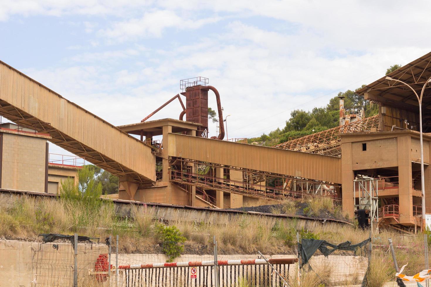 tidigare cementfabrik, stängd och övergiven. foto