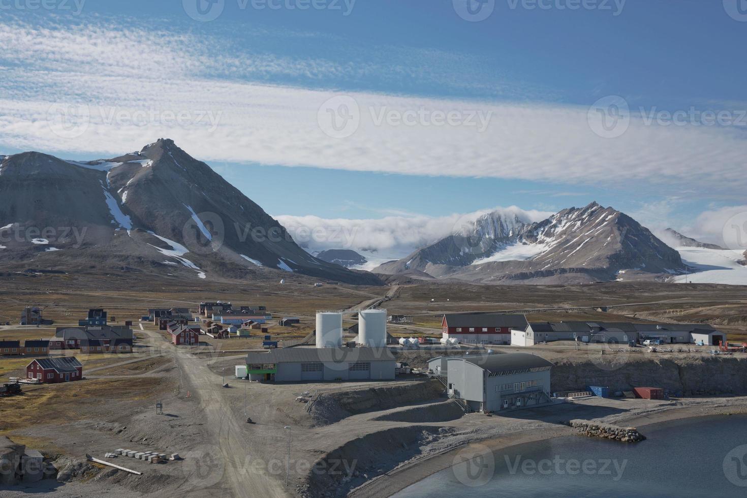 utsikt över ny alesund i svalbar, norge foto