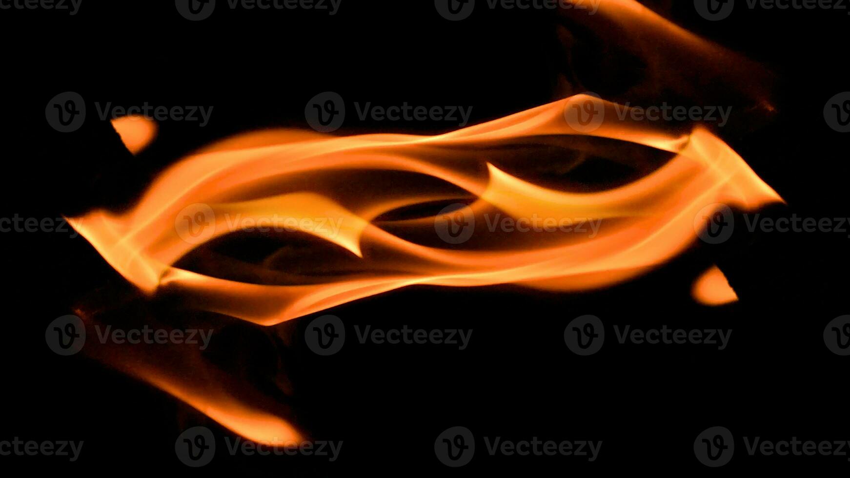 brand bakgrund brinnande flamma ram på en svart bakgrund foto