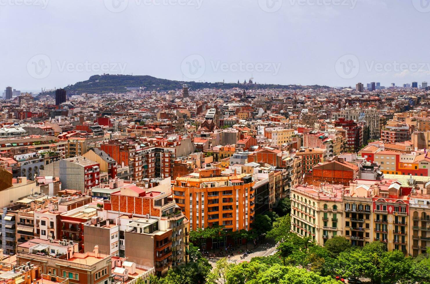 antenn se av skön stad barcelona i solig sommar väder. foto