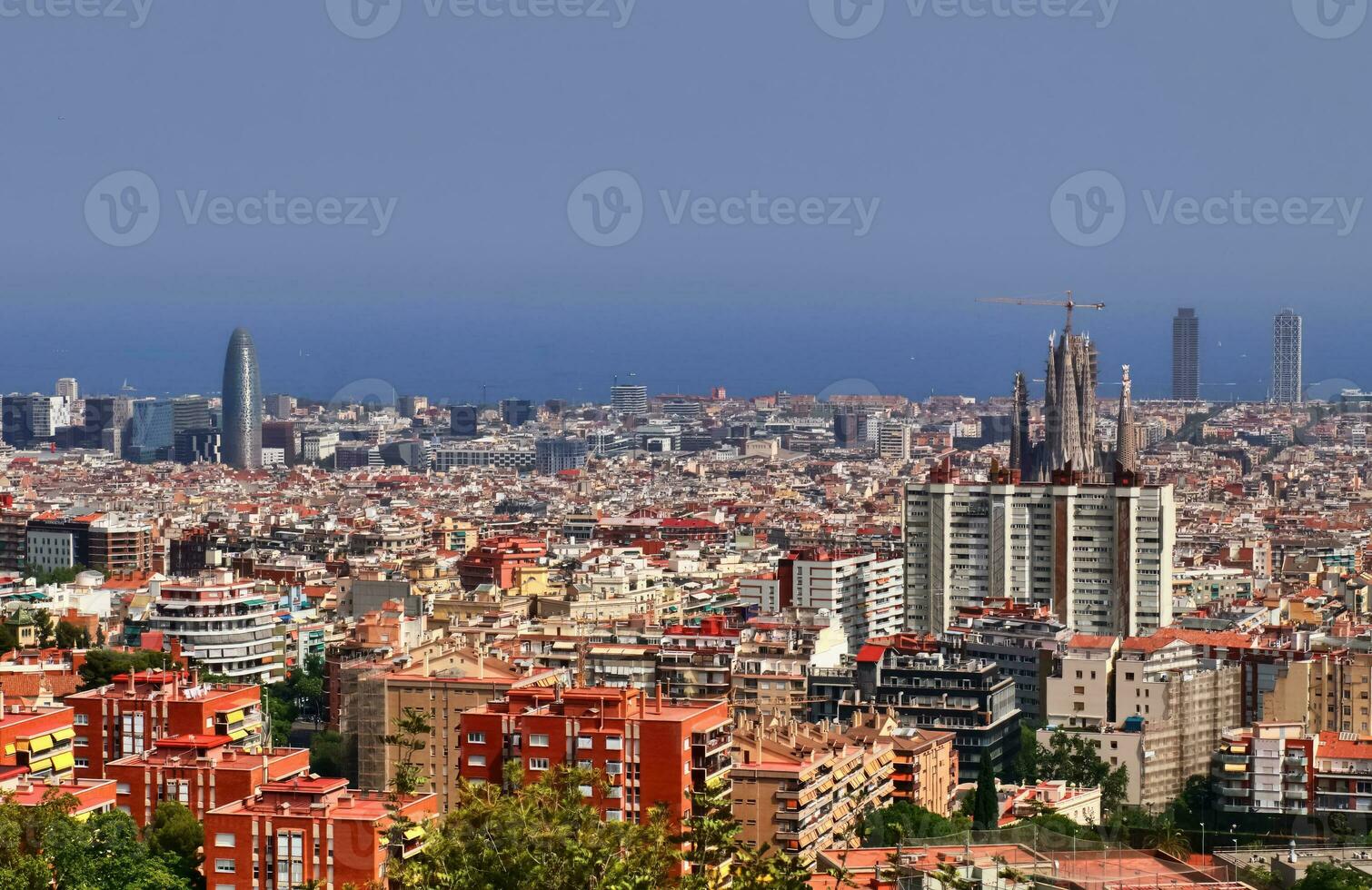 antenn se av skön stad barcelona i solig sommar väder. foto