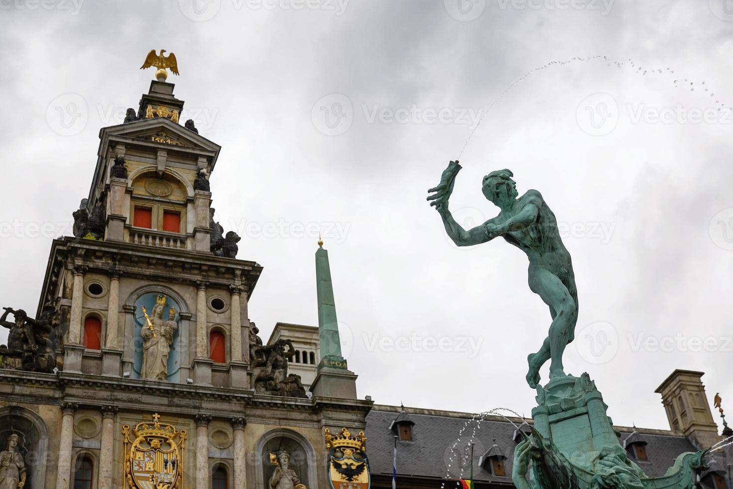 brabo fontän vid Grote Markt torg i Antwerpen i Belgien foto