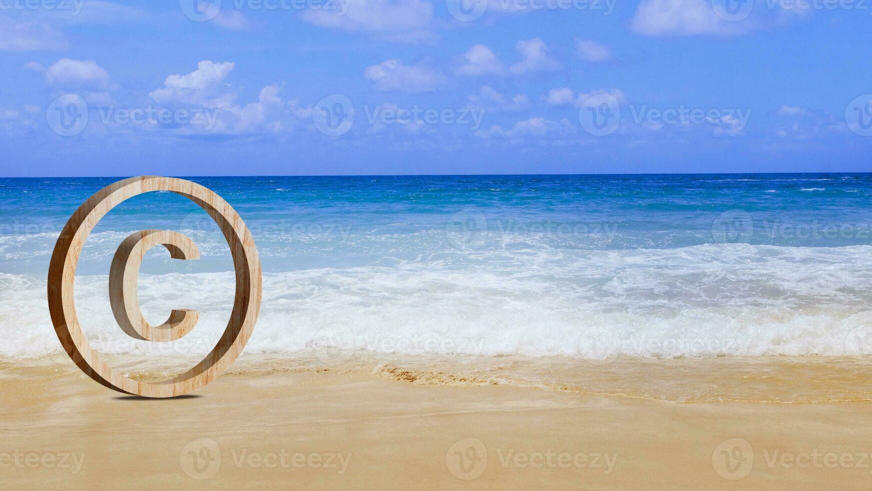 upphovsrätt begrepp, författare rättigheter och patenterad intellektuell fast egendom, upphovsrätt symbol skydd tecken på rena sandig strand bakgrund. Registrera varumärke och logotyp foto