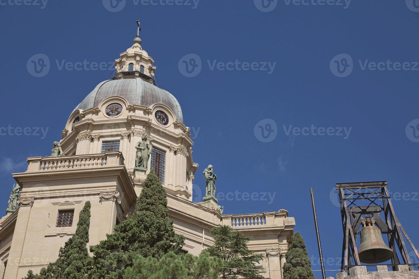 kupolen till kyrkan av kung Cristo re i Messina, Italien foto