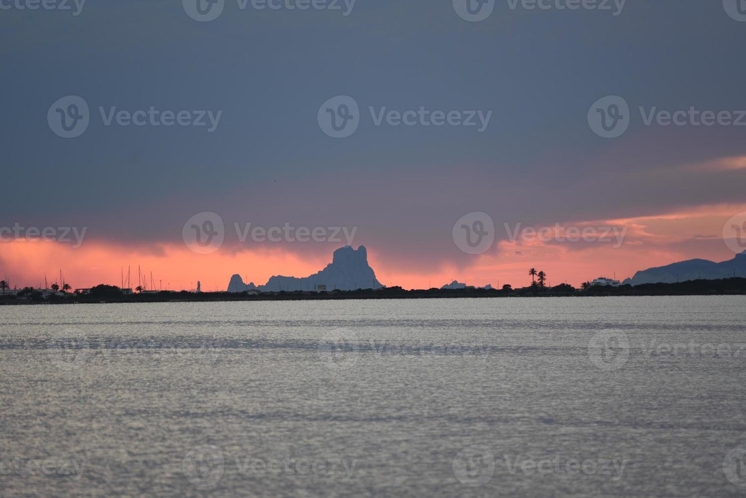 solnedgång vid estany pudent i ses saltvatten naturpark i formentera, spanien. foto