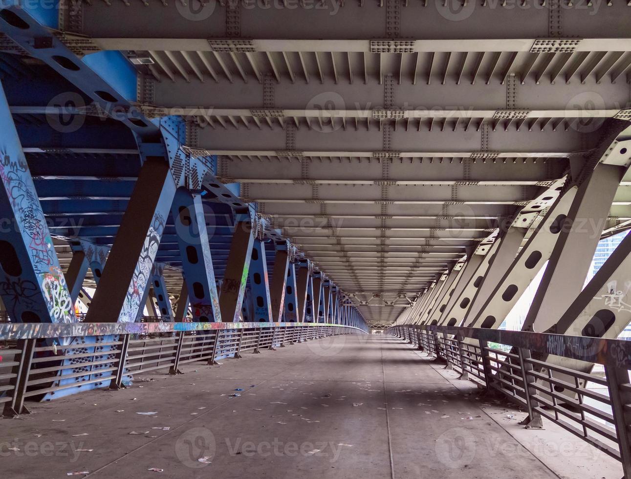 under motorvägsbron nära Moskva stad. titaniska metallstrukturer. foto