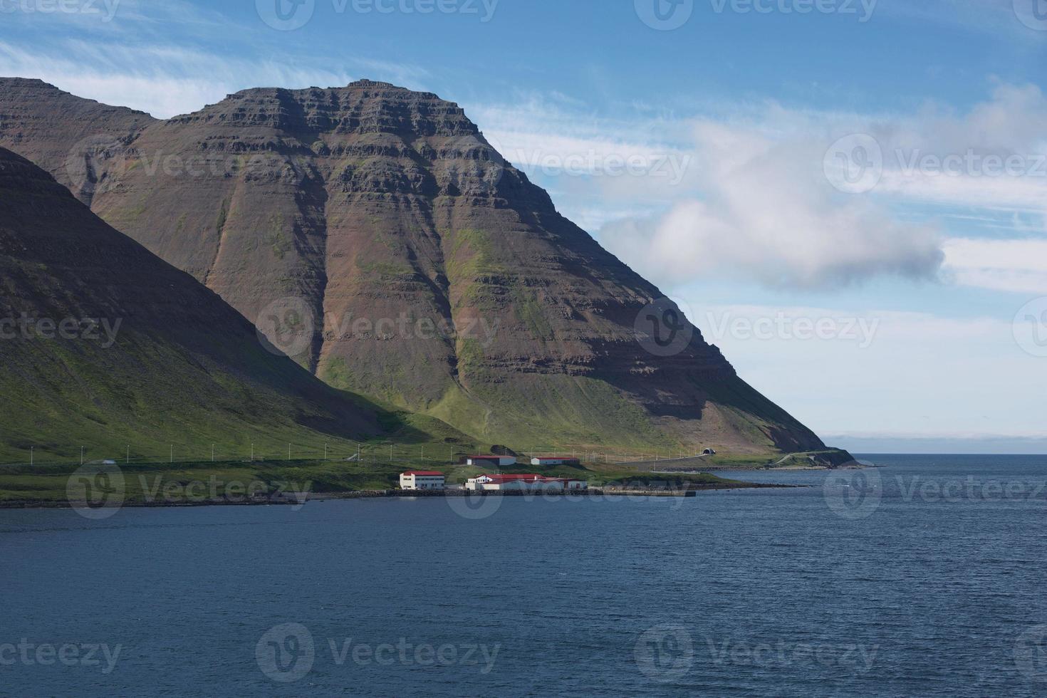 utsikt över fjorden som omger byn Isafjordur på Island foto