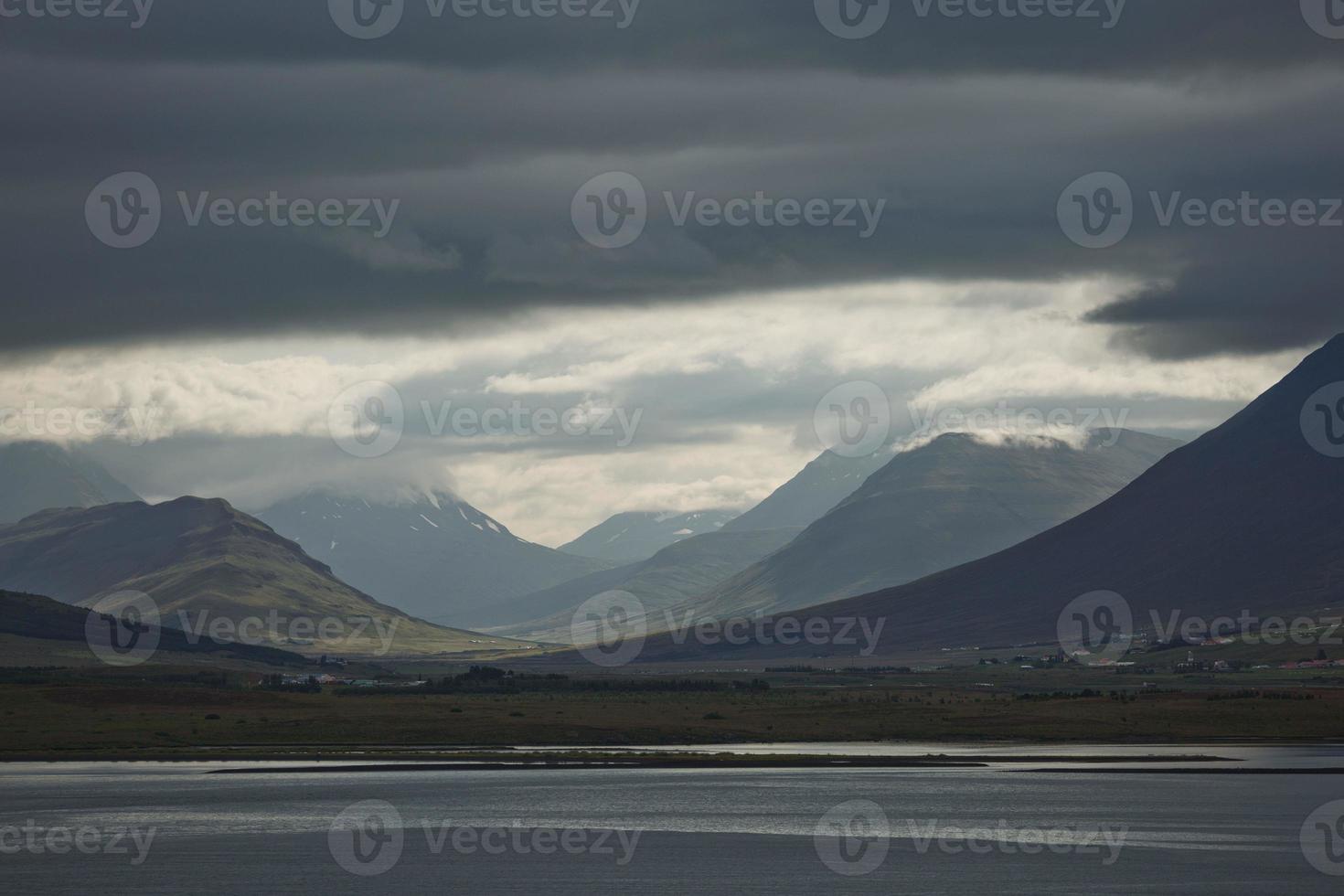 fjord som omger staden akureyri på Island foto