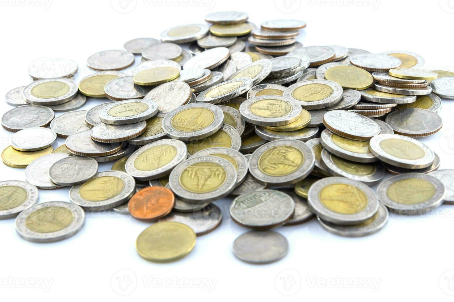 många av thai mynt på vit bakgrund foto