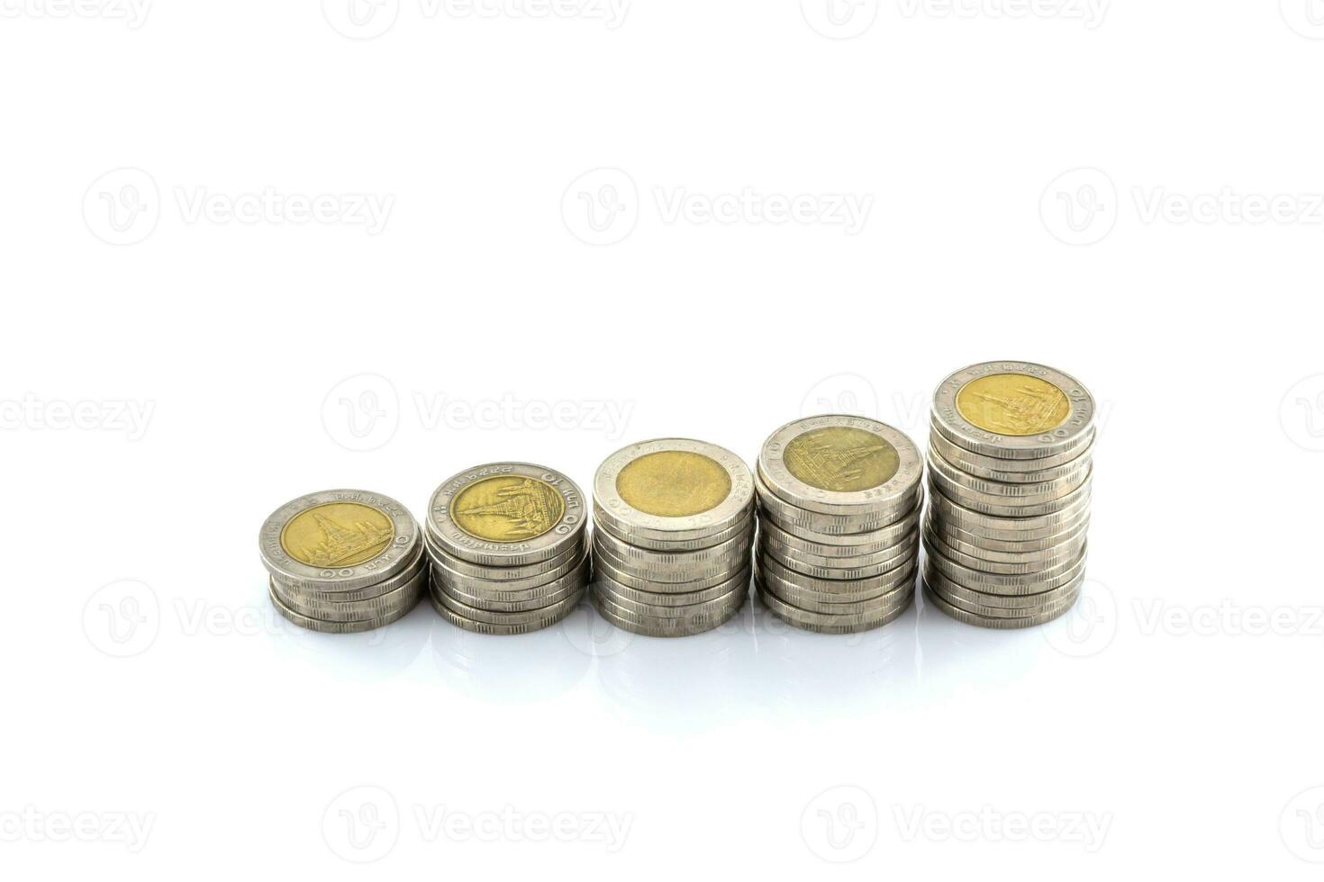 mynt stack på vit foto