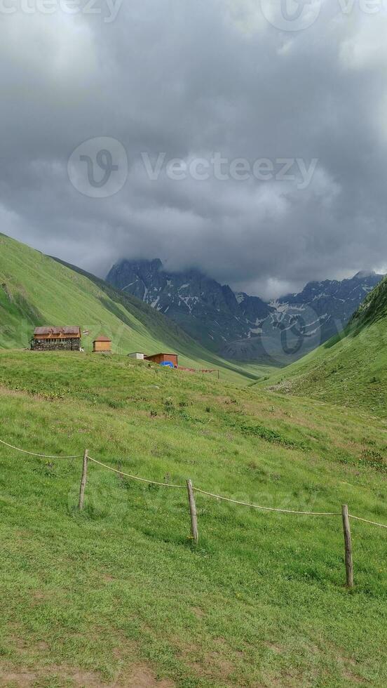 berg landskap med en se av de dal och montera chaukhi. juta georgien, skön himmel och sten foto