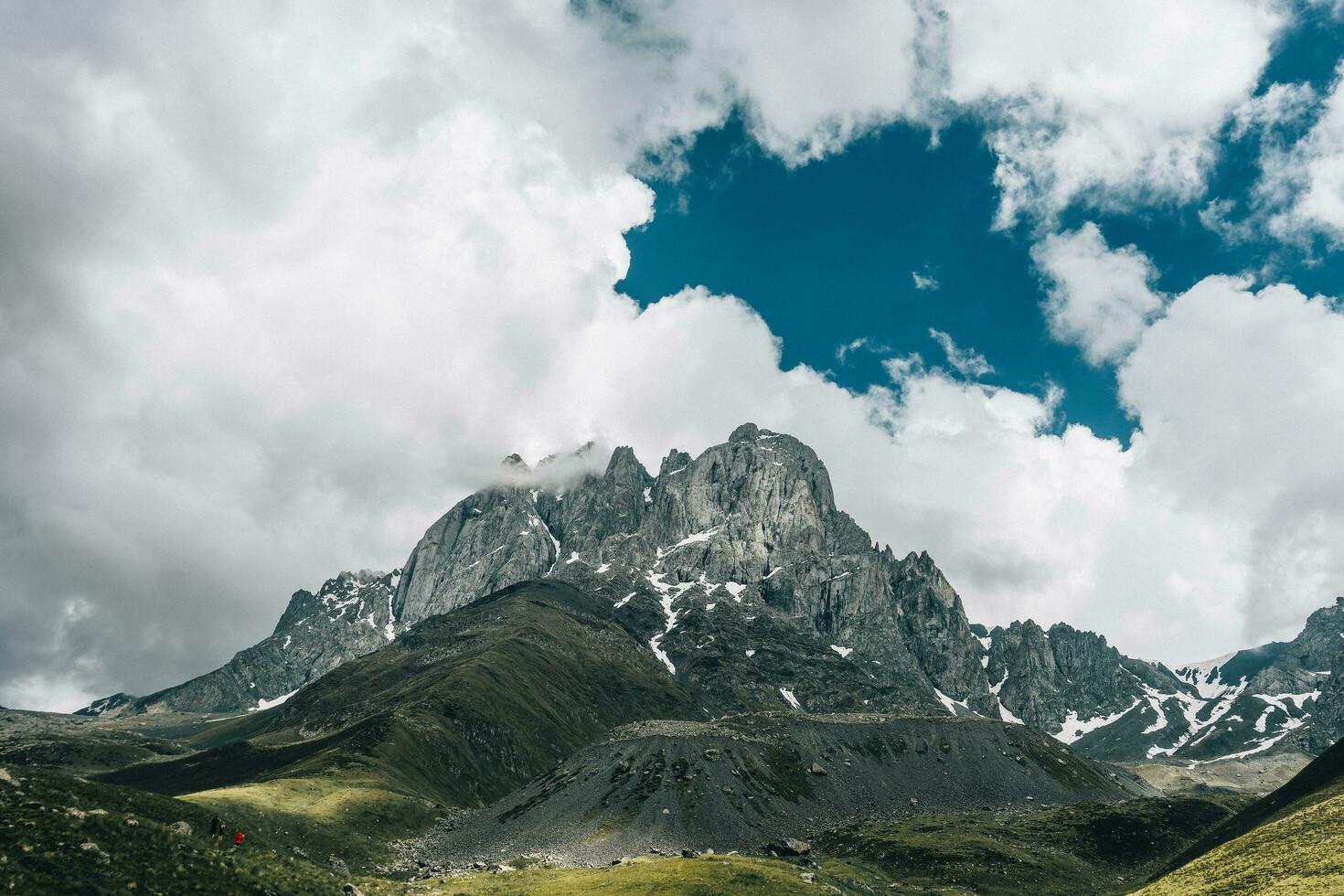 berg landskap med episk se . skön himmel och stenar, Foto hög kvalitet, bakgrund för visa, natur tema, stackmoln moln