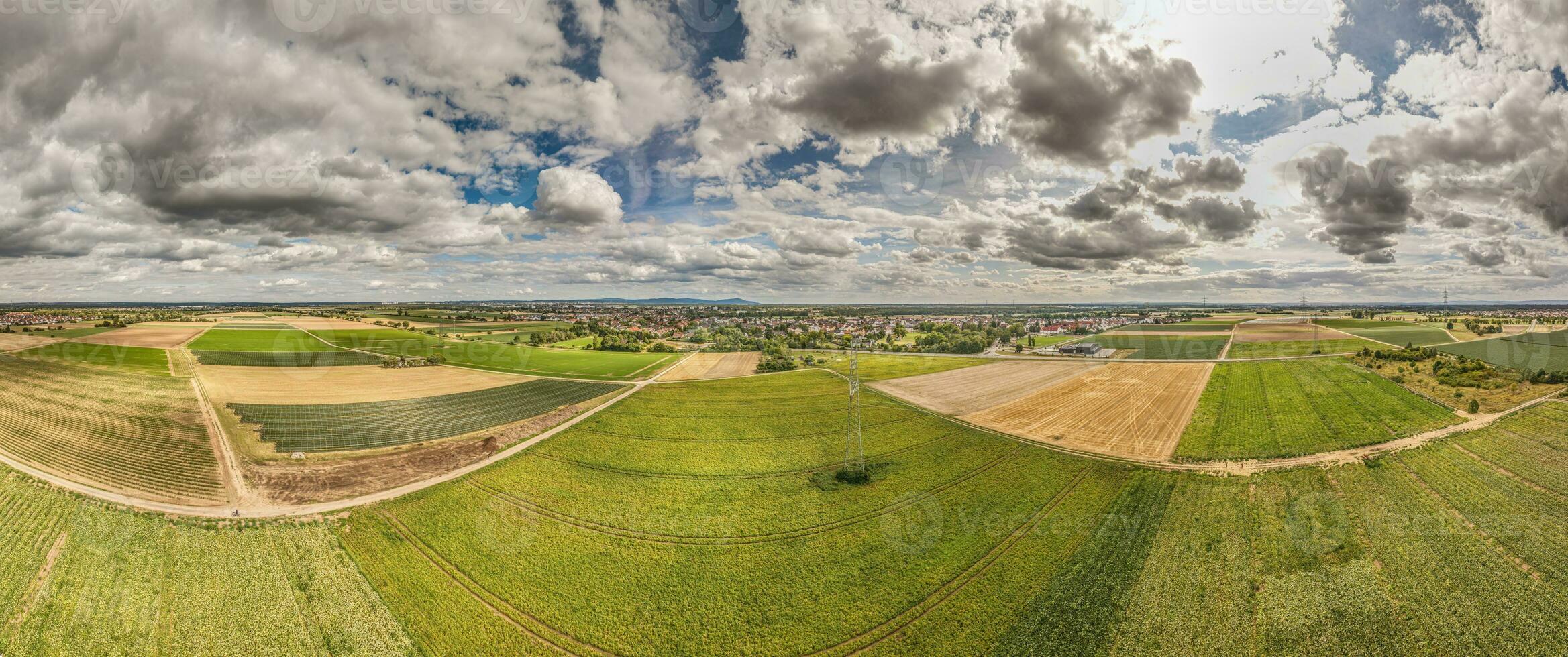 Drönare panorama över braunshardt gemenskap nära darmstadt i söder hesse i sommar foto