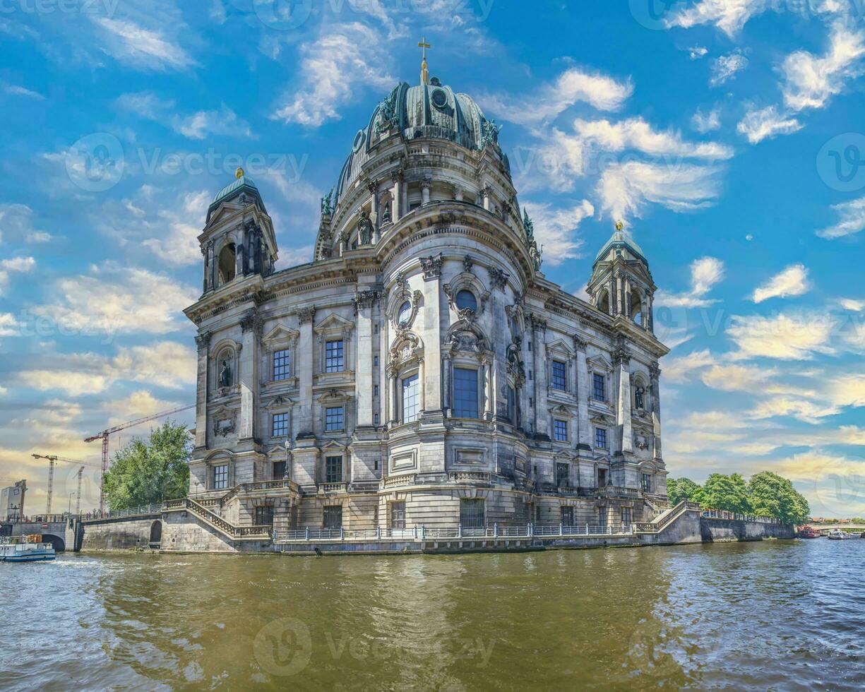 bild av berlin katedral med TV torn i de bakgrund under dagtid foto