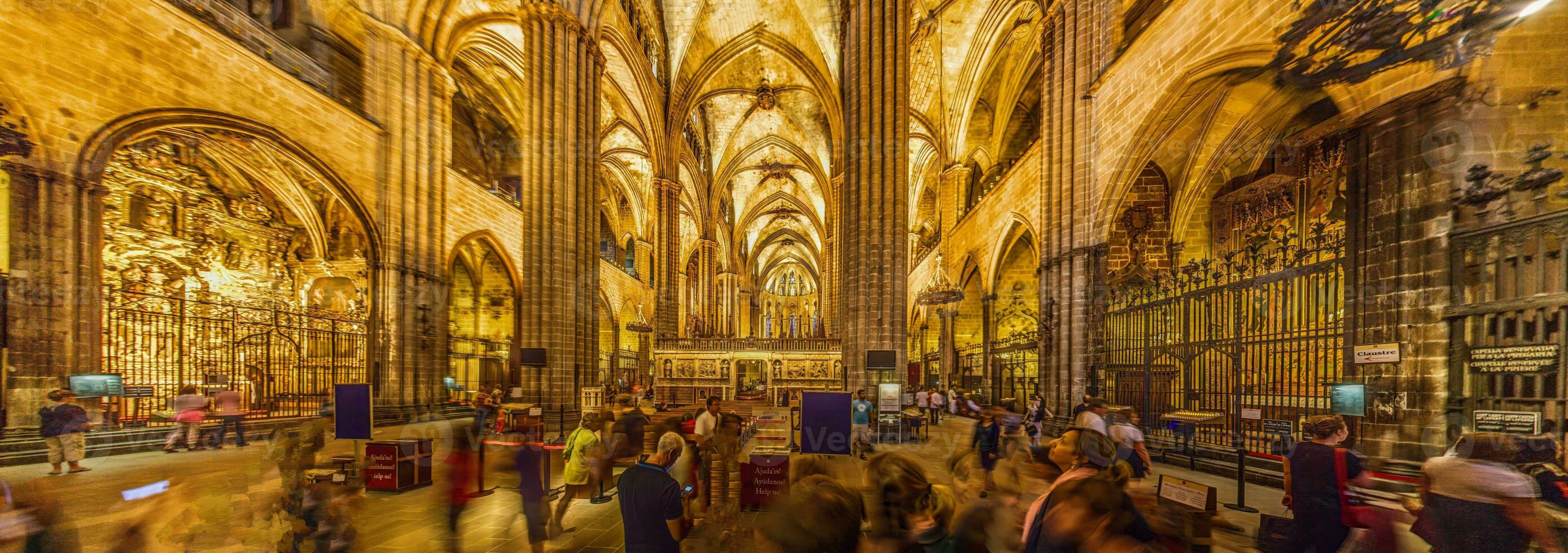 panorama- bild från inuti barcelona katedral foto