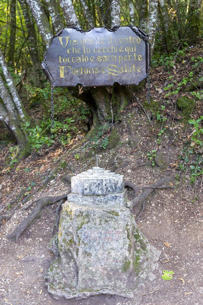 Italiens geografiska centrum ligger i Narni foto