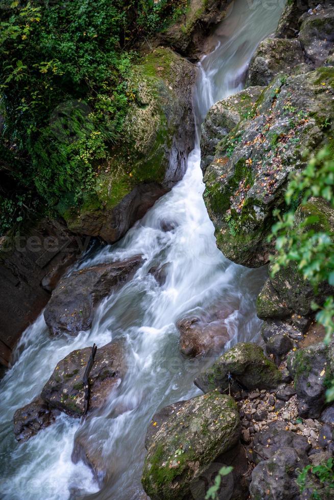 bro av tjur marmore vattenfall foto