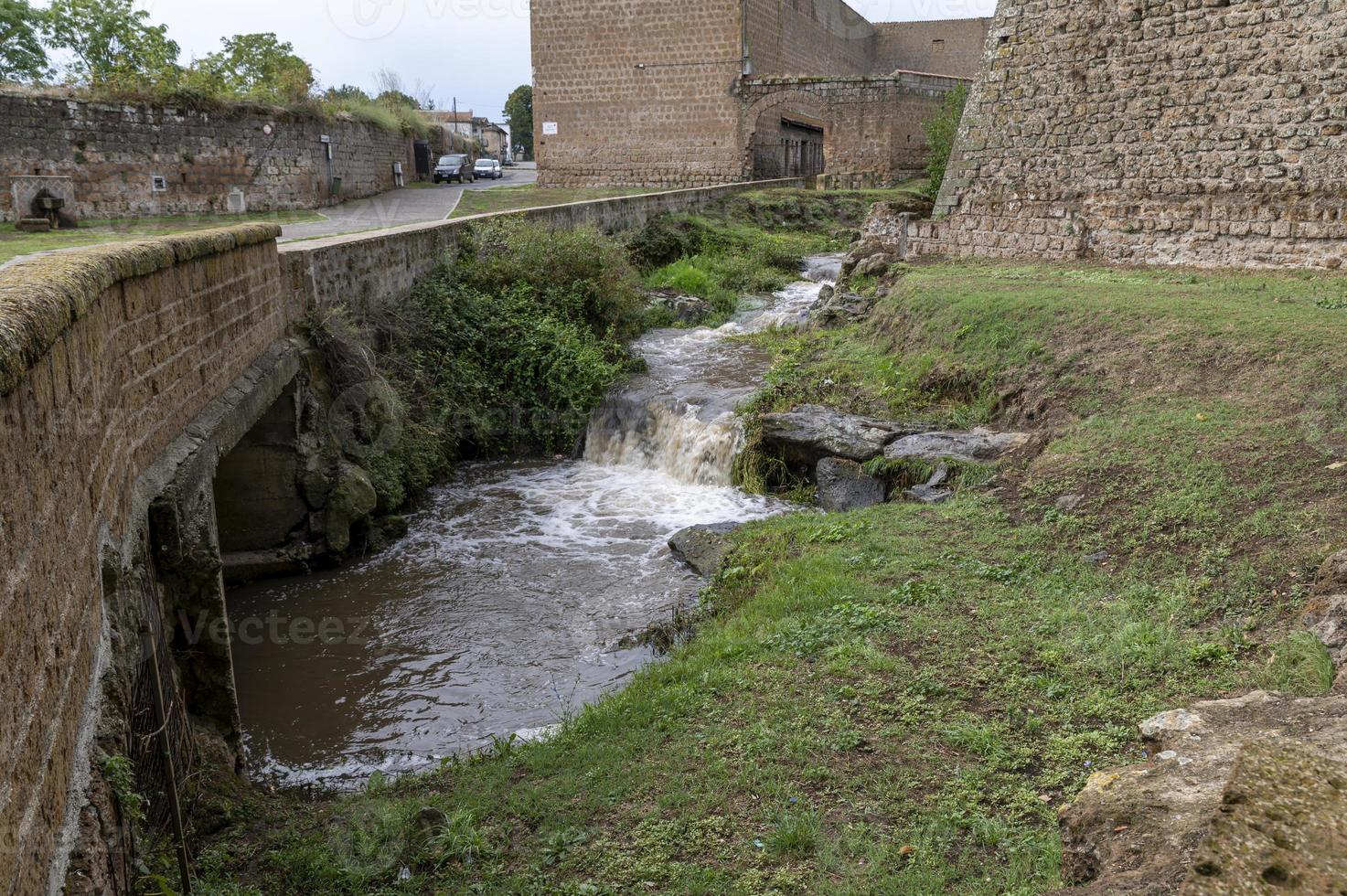 nepi-vattenfallet omgivet av grönska foto