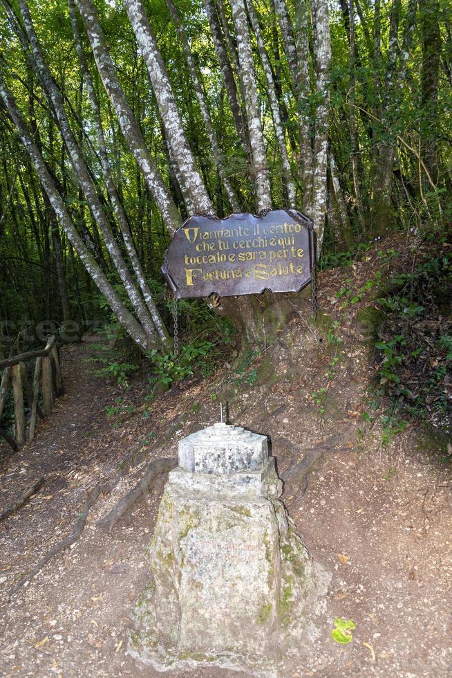 Italiens geografiska centrum ligger i Narni foto