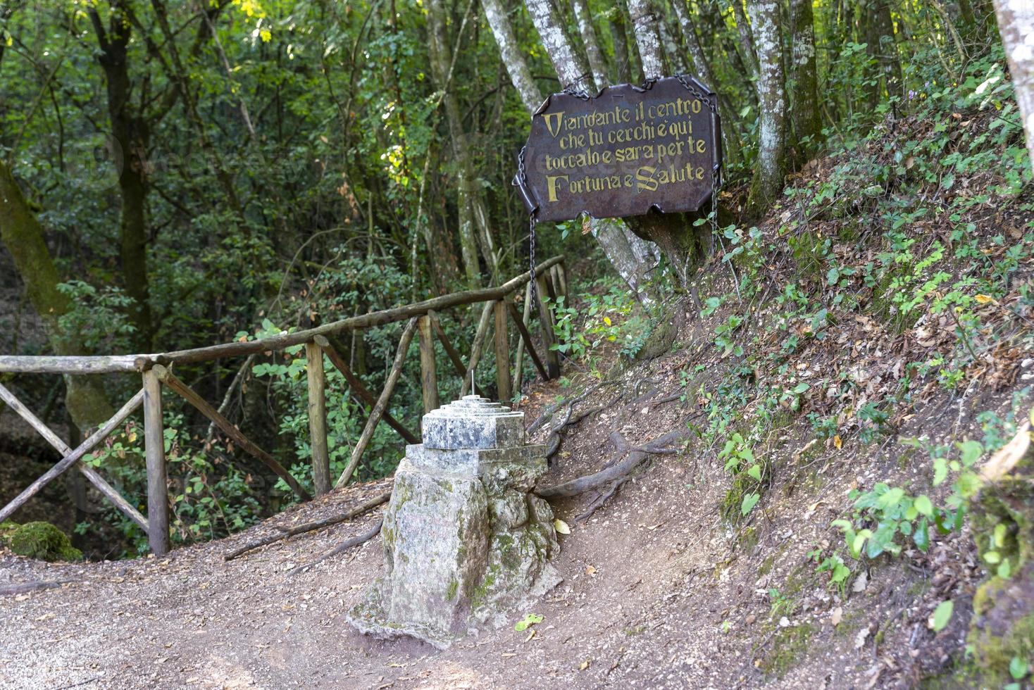 Italiens geografiska centrum ligger i Narni foto