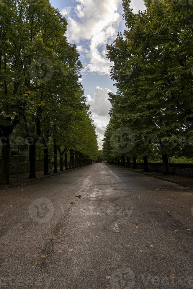 park av promenad i mitten av terni foto