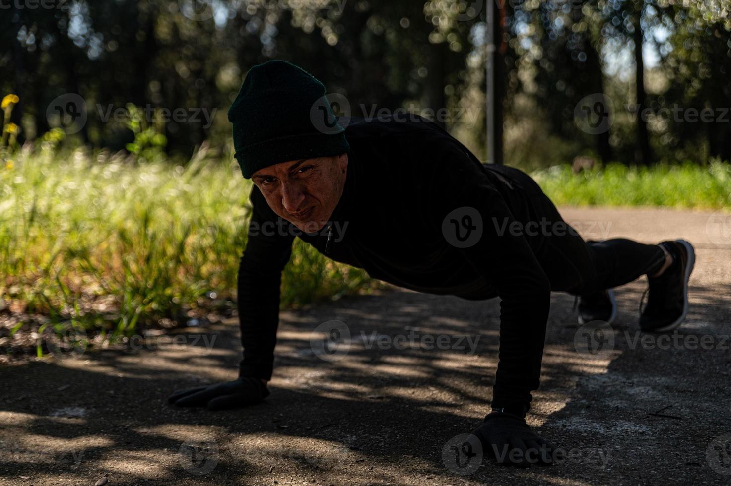 ragzzo gör fysisk aktivitet i parken foto