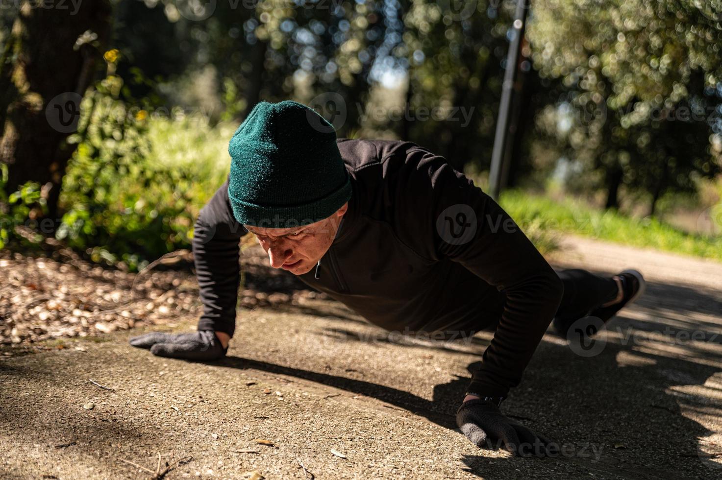 ragzzo gör fysisk aktivitet i parken foto