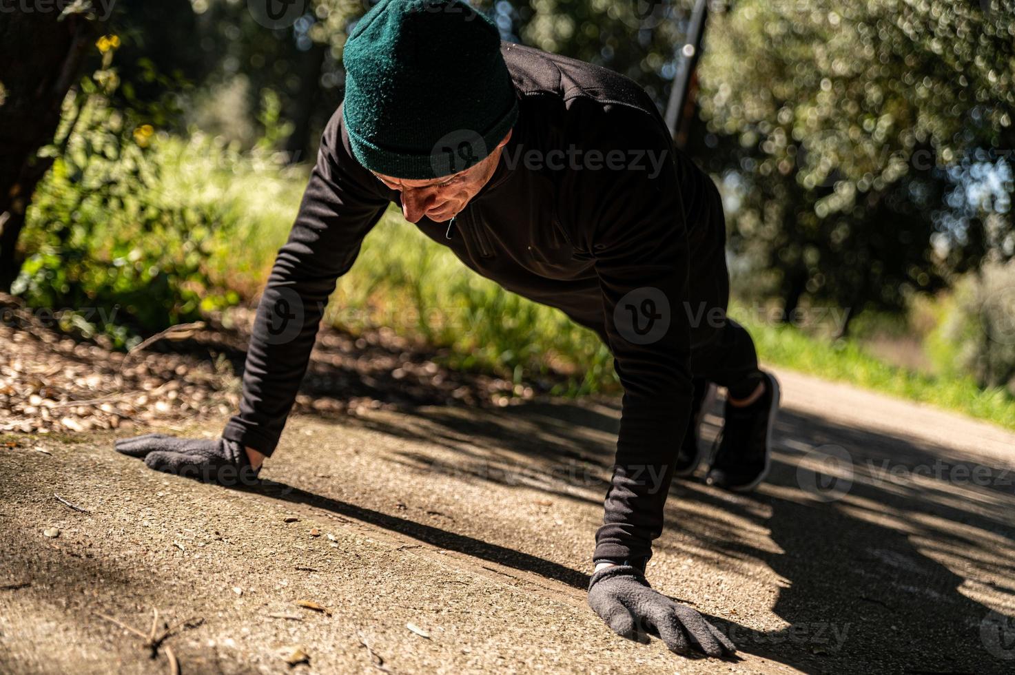 ragzzo gör fysisk aktivitet i parken foto