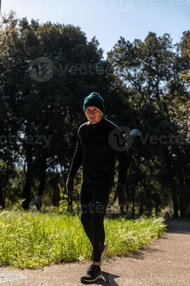 ragzzo gör fysisk aktivitet i parken foto