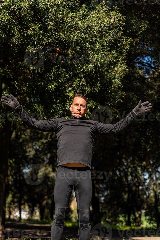 ragzzo gör fysisk aktivitet i parken foto