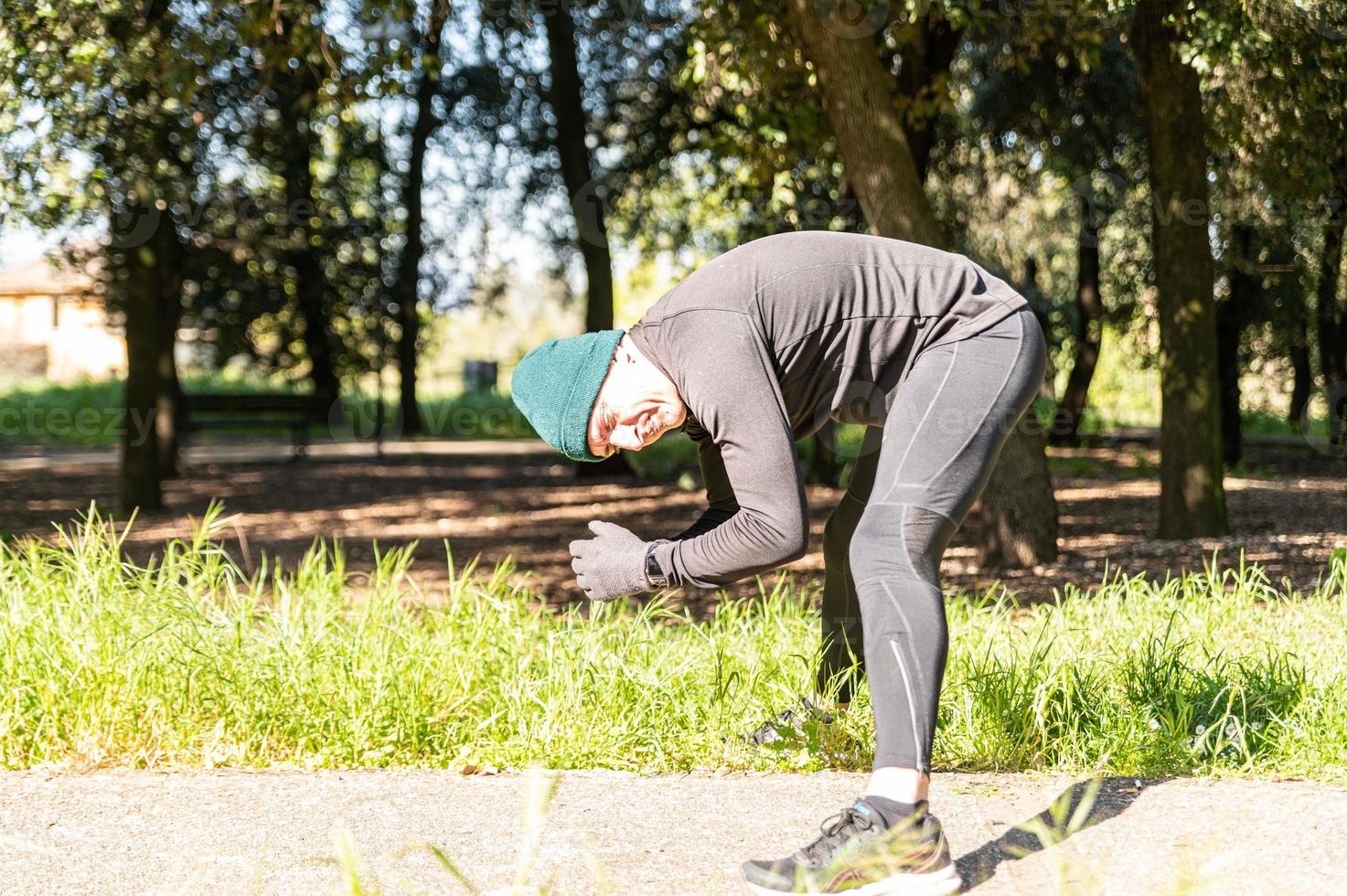 ragzzo gör fysisk aktivitet i parken foto