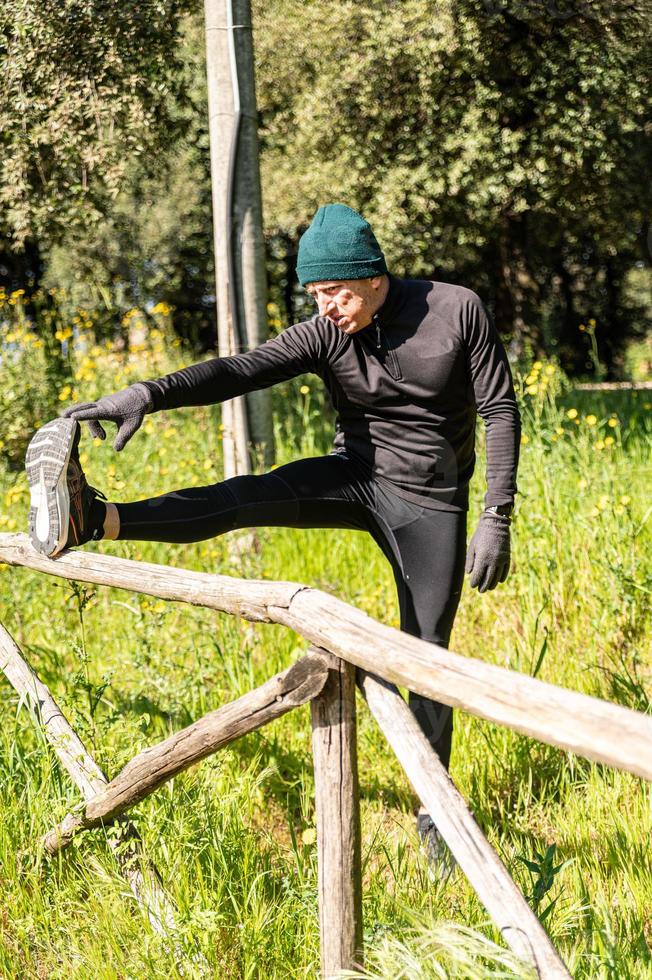 ragzzo gör fysisk aktivitet i parken foto