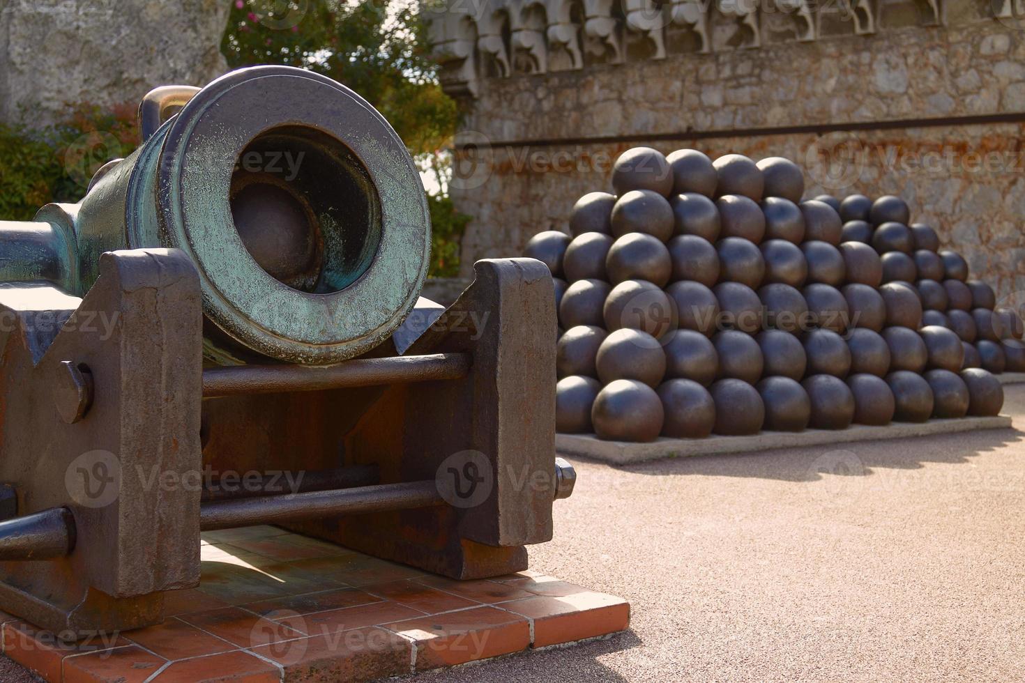 pyramider av kanonkulor och kanoner vid prinspalatset i monaco foto