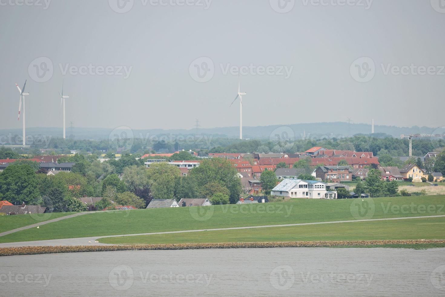 väderkvarnar, kraftverk och turbiner nära kielkanalen i Tyskland foto