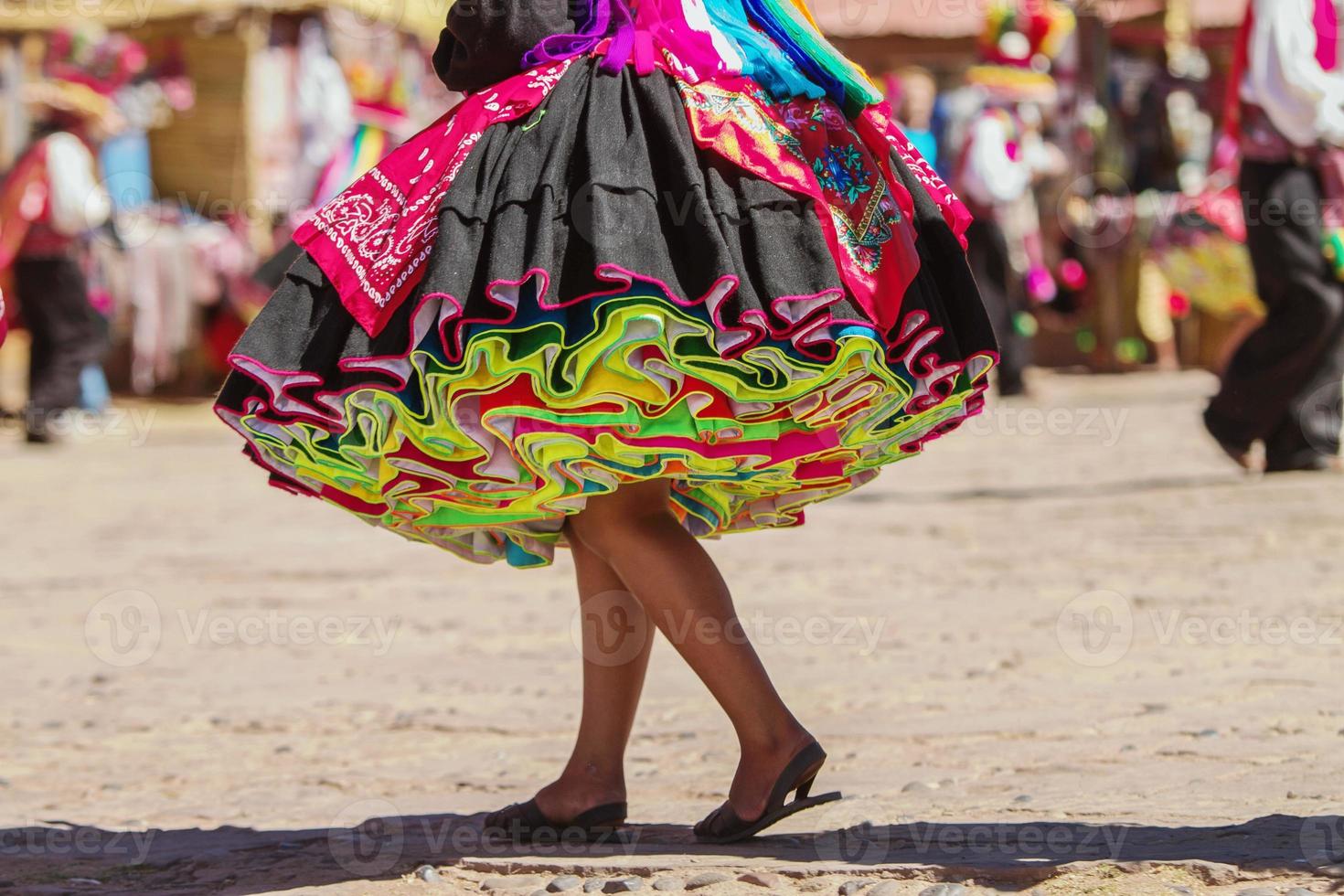 färgglad kjol under festivalen på Taguile Island, Peru foto