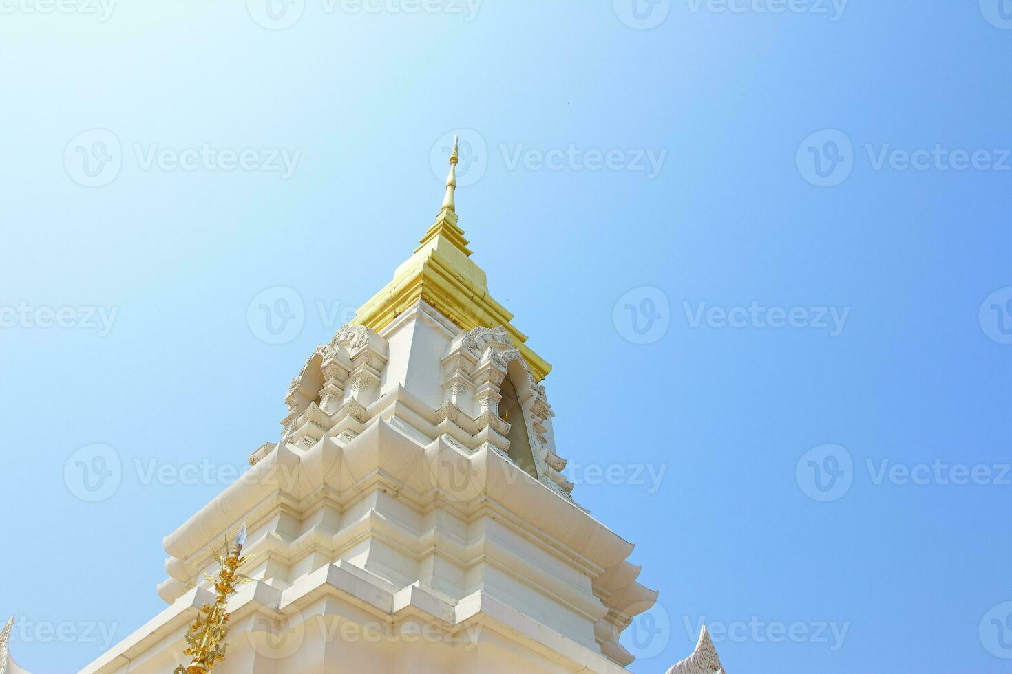 religiös arkitektur och tro, en skön vit thai tempel på en blå himmel foto