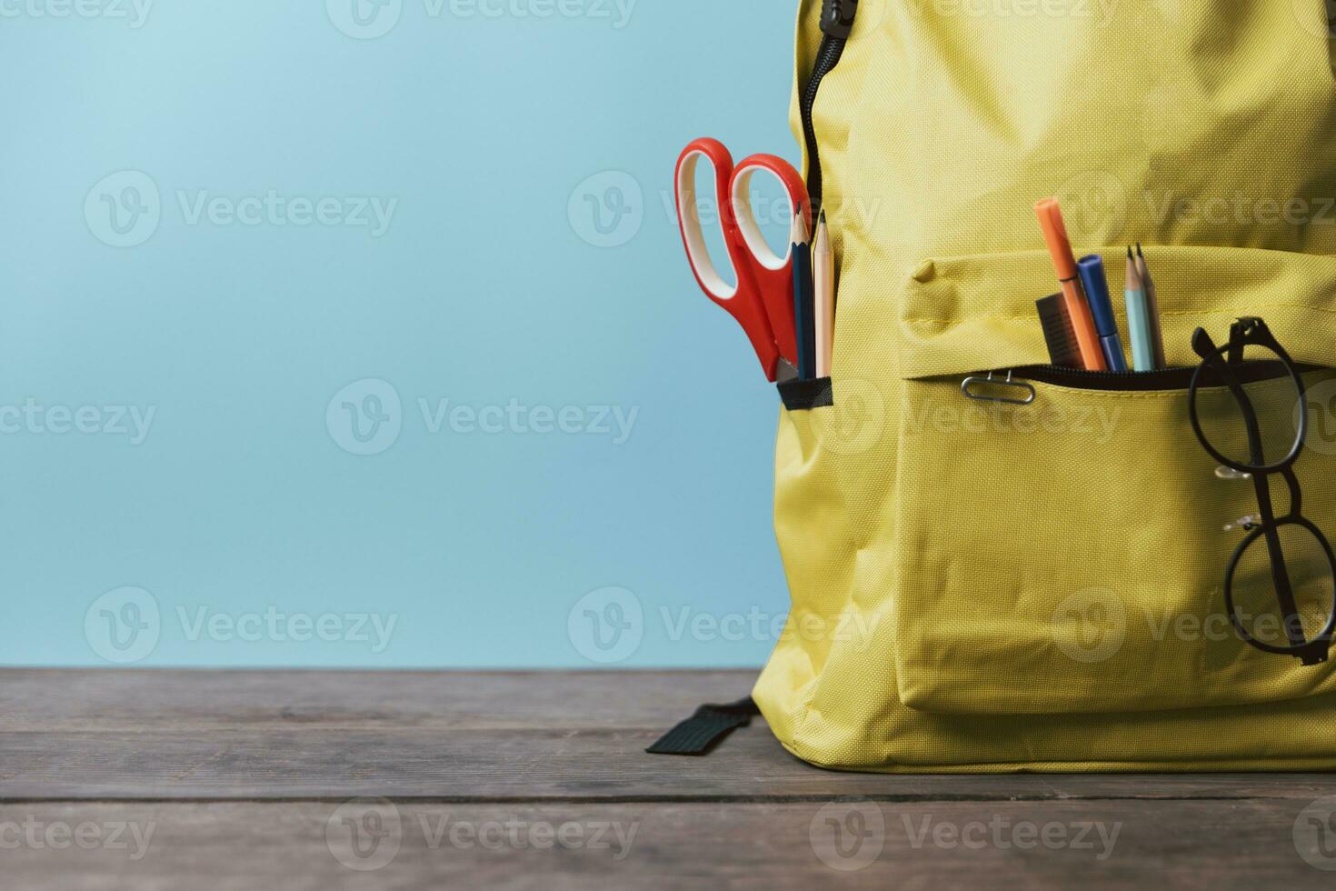 barn skrivbord kreativ arbetsyta med skola förnödenheter, bärbara datorer. tillbaka till skola begrepp. vattenfärg penna behöver till föra för konst klass när du tillbaka till skola. foto