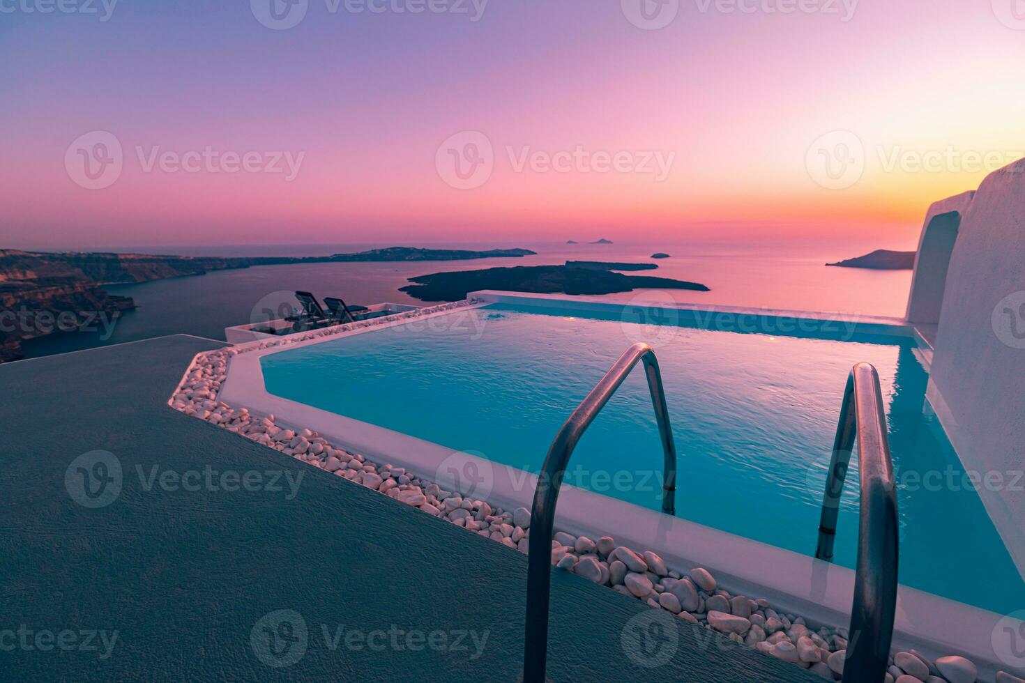 skön poolen och solnedgång himmel. lyxig tillflykt hotell lugn fantastisk landskap, oändlighet simning slå samman och romantisk solnedgång i sommar semester destination. lyx resa Semester bakgrund foto