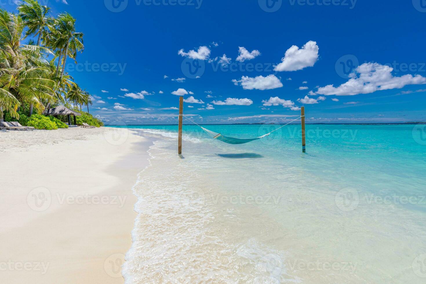 tropisk strand bakgrund som sommar landskap med strand gunga eller hängmatta och vit sand och lugna hav för strand baner. perfekt strand scen semester och sommar Semester begrepp. natur landskap foto