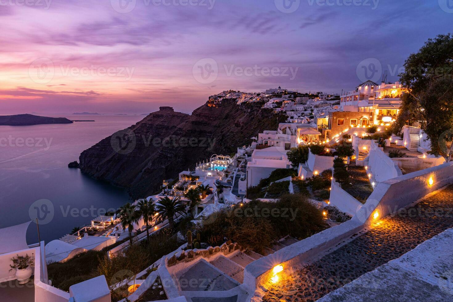 Fantastisk urban solnedgång landskap. fantastisk resa och semester landskap. färgrik kväll, lampor på gata. lugn solnedgång landskap, skön natur se. santorini kust, klippor, solnedgång stad foto