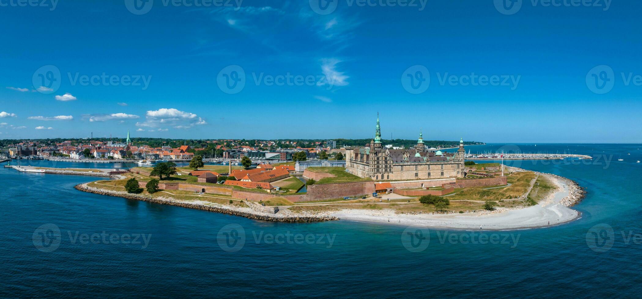 antenn se av kronborg slott med vallar, ravelin bevakning de ingång till de baltic hav foto