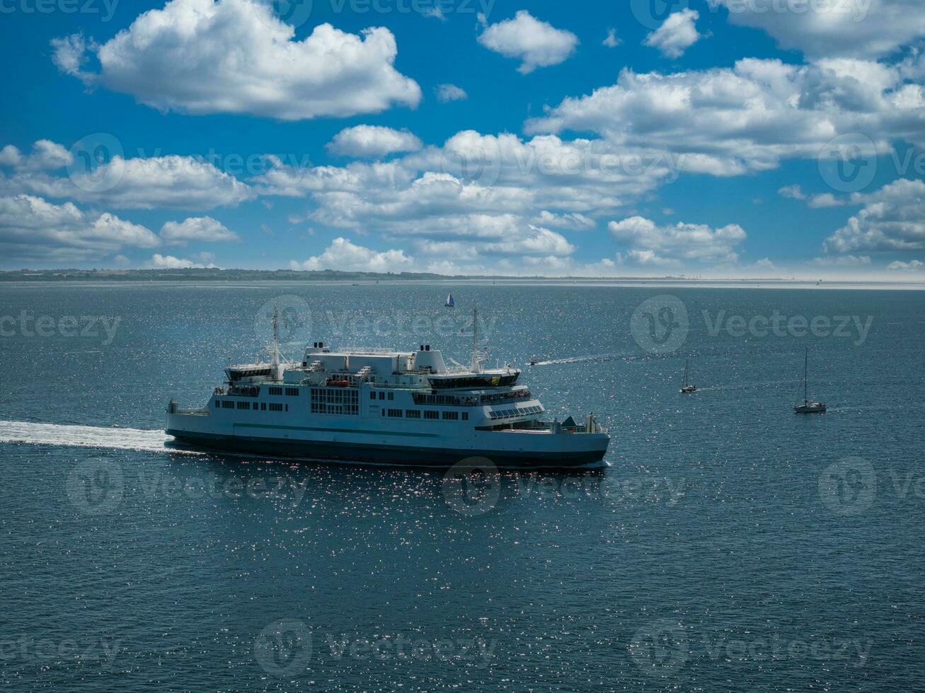 färja båt flytande öppen hav, transport liner från Danmark helsingor till Sverige helsinborg. foto