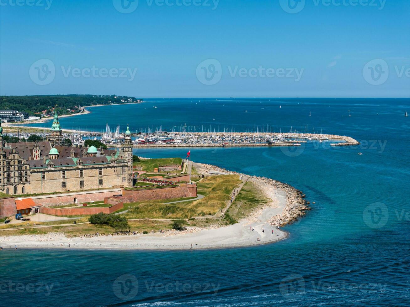 antenn se av kronborg slott med vallar, ravelin bevakning de ingång till de baltic hav foto