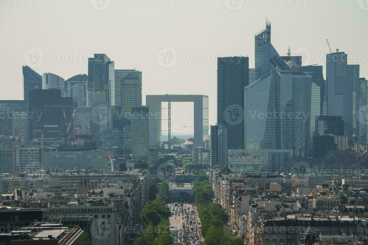 paris stadsbild med båge de triomphe på middag foto