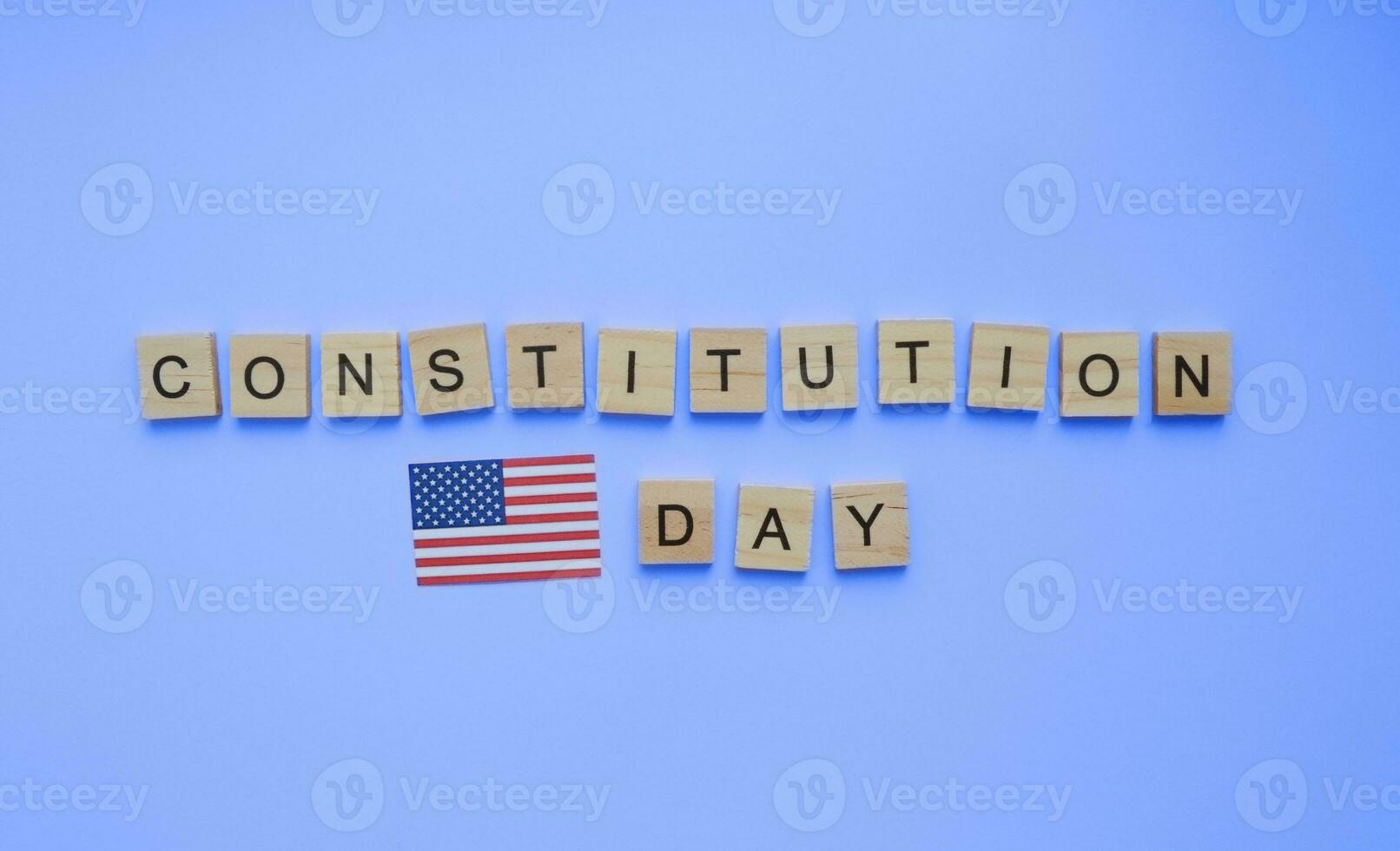 september 17, konstitution dag och medborgarskap dag, de flagga av de usa, en minimalistisk baner med de inskrift i trä- brev foto