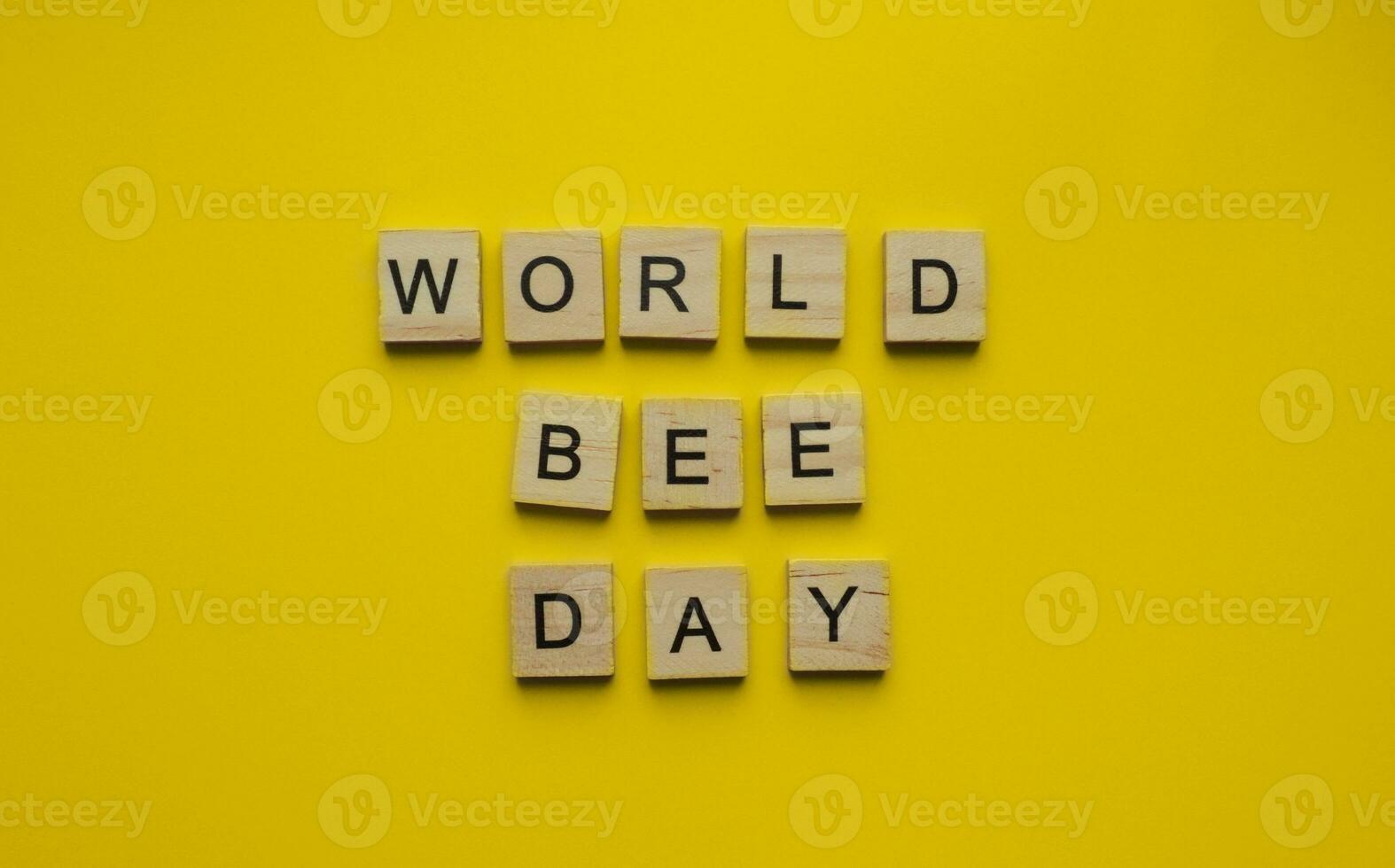 augusti 19, nationell honung bi dag, värld bi dag, minimalistisk baner med de inskrift i trä- brev på ett orange bakgrund foto